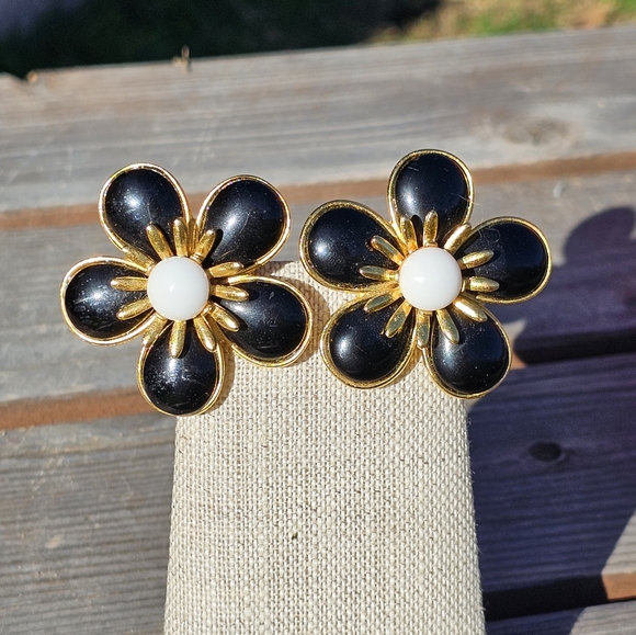 Vtg. Ben-Amun daisy clip on earrings - Picture 6 of 6